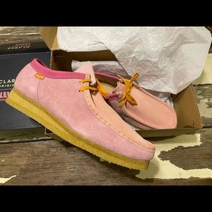 Clarks x Levi Wallabee -pink